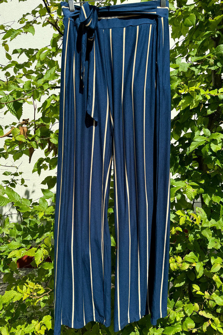 Weiche Loungehose – Marineblau mit goldenen Streifen